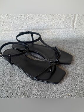 Aeyde Ella Thong Laminated
Black Leather Size US 8.5